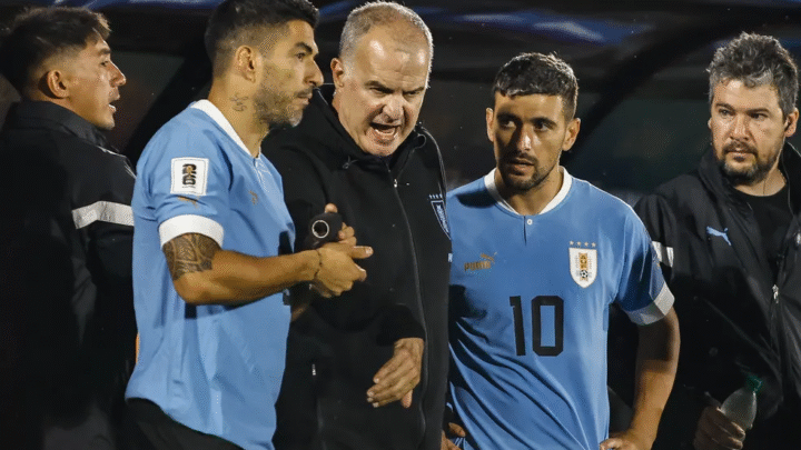 Marcelo Bielsa comanda despedida turbulenta no banco de reservas da Celeste em estreia do Uruguai