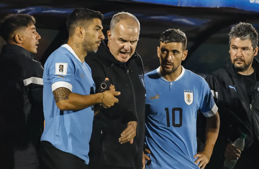 Marcelo Bielsa comanda despedida turbulenta no banco de reservas da Celeste em estreia do Uruguai