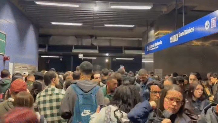 Falha técnica em três linhas provoca atrasos e afeta o deslocamento de passageiros no metrô