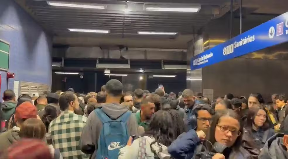 Falha técnica em três linhas provoca atrasos e afeta o deslocamento de passageiros no metrô