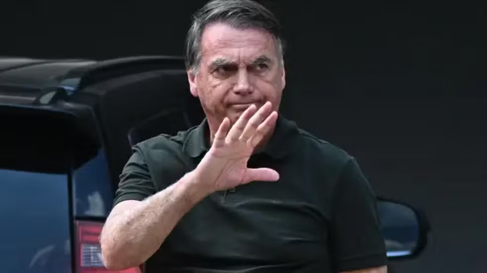 Operação de fiscalização viária no Distrito Federal resulta na apreensão de pistola vinculada a Bolsonaro