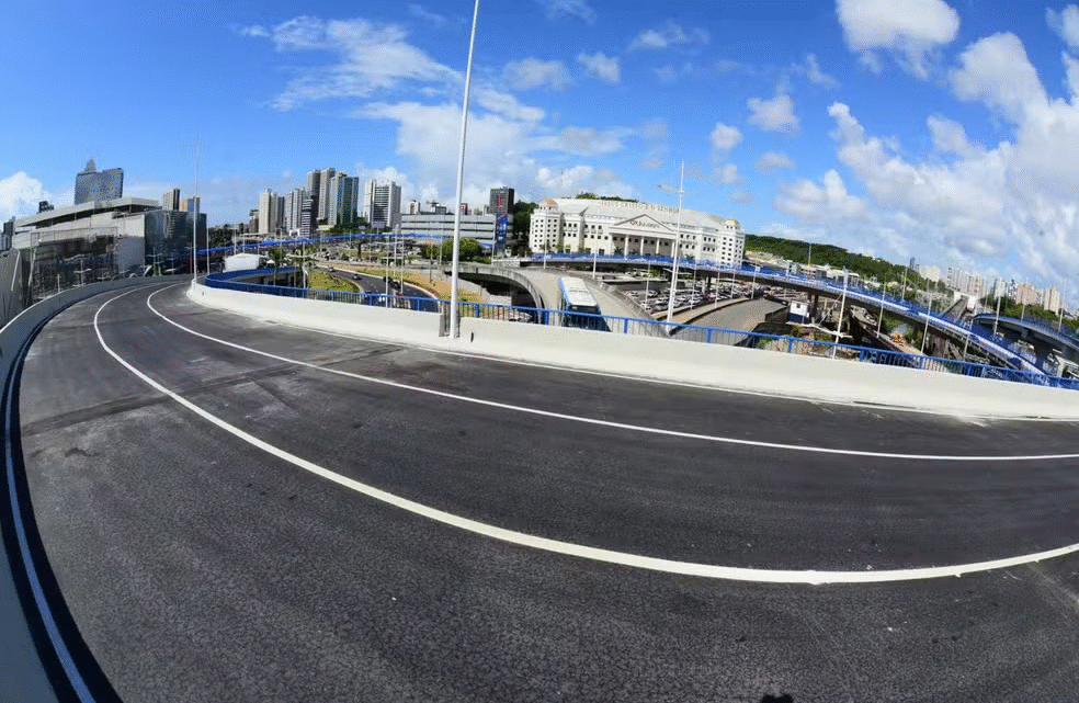Mesmo após entrega de mega viaduto, trânsito segue caótico e Transalvador avalia túnel