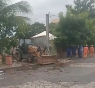 Estruturas dos lava jatos do Stiep são demolidas e trabalhadores denunciam descumprimento do acordo - Foto: Seguidor/Boca do Rio Magazine