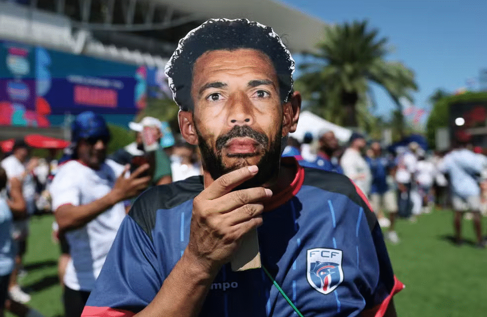 Fenômeno da Copa: goleiro de Cabo Verde vira febre e ganha máscaras com seu rosto nos EUA Fenômeno da Copa: goleiro de Cabo Verde vira febre e ganha máscaras com seu rosto nos EUA