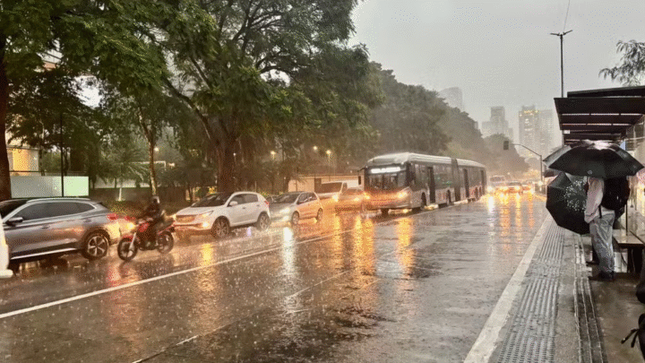 Frente fria muda o tempo e coloca toda a cidade de SP em estado de atenção nesta terça