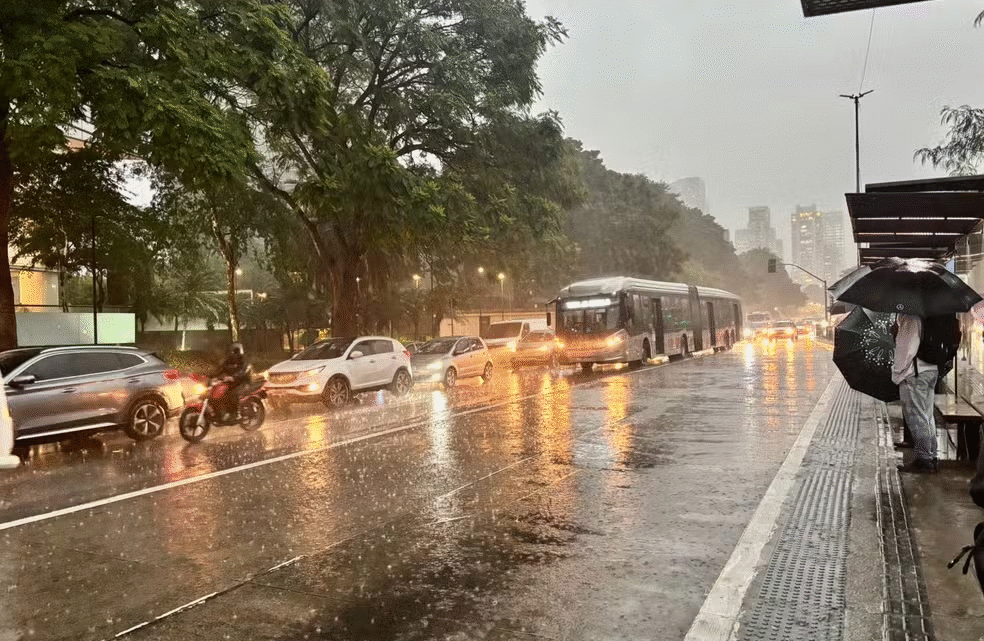 Frente fria muda o tempo e coloca toda a cidade de SP em estado de atenção nesta terça Frente fria muda o tempo e coloca toda a cidade de SP em estado de atenção nesta terça