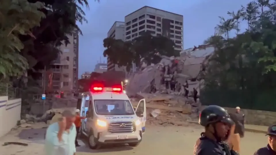 Equipes de emergência em frente a escombros de prédio derrubado por terremotos históricos em Caracas, na Venezuela, em 25 de junho de 2026. — Foto: REUTERS/Leonardo Fernandez Viloria
