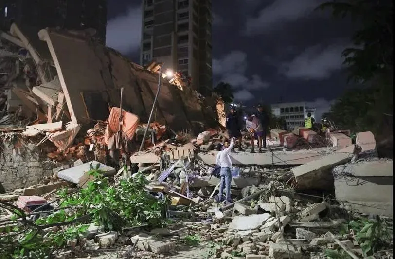 Equipes de emergência em frente a escombros de prédio derrubado por terremotos históricos em Caracas, na Venezuela, em 25 de junho de 2026. — Foto: REUTERS/Leonardo Fernandez Viloria