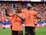 Memphis e Summerville comemorando gol da Holanda - Foto: REUTERS/Annegret Hilse