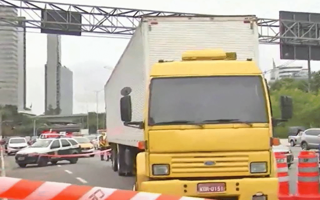 Briga entre caminhoneiros termina com motorista morto a facadas na Marginal Pinheiros