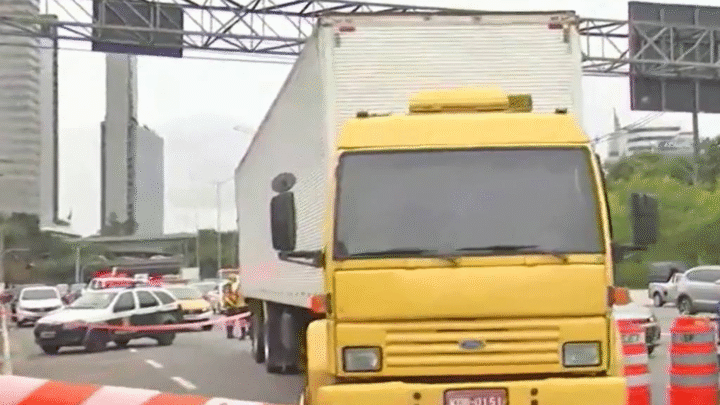 Briga entre caminhoneiros termina com motorista morto a facadas na Marginal Pinheiros