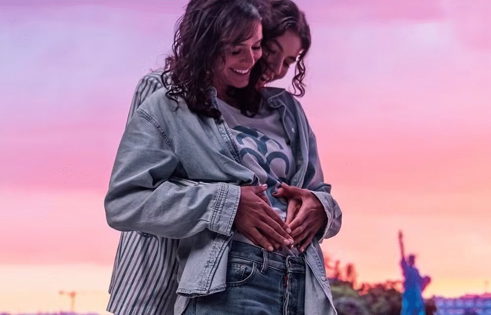 Bruna Marquezine aparece em clima romântico com Alanis Guillen nos bastidores de série
