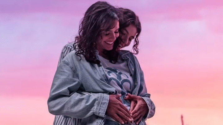 Bruna Marquezine aparece em clima romântico com Alanis Guillen nos bastidores de série
