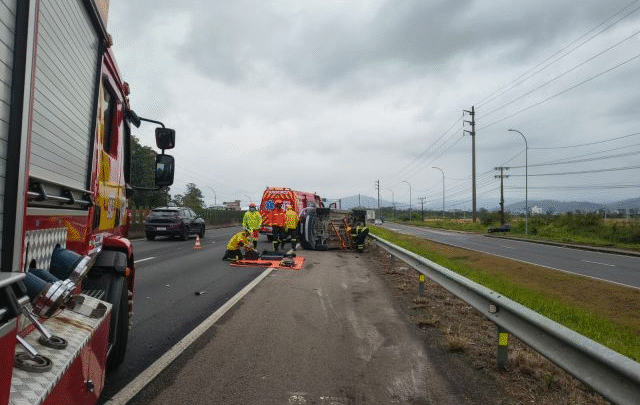 Capotamento interdita uma das faixas em trecho da BR-101 em Santa Catarina