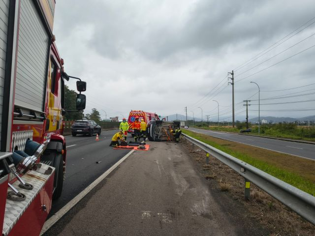 Capotamento interdita uma das faixas em trecho da BR-101 em Santa Catarina