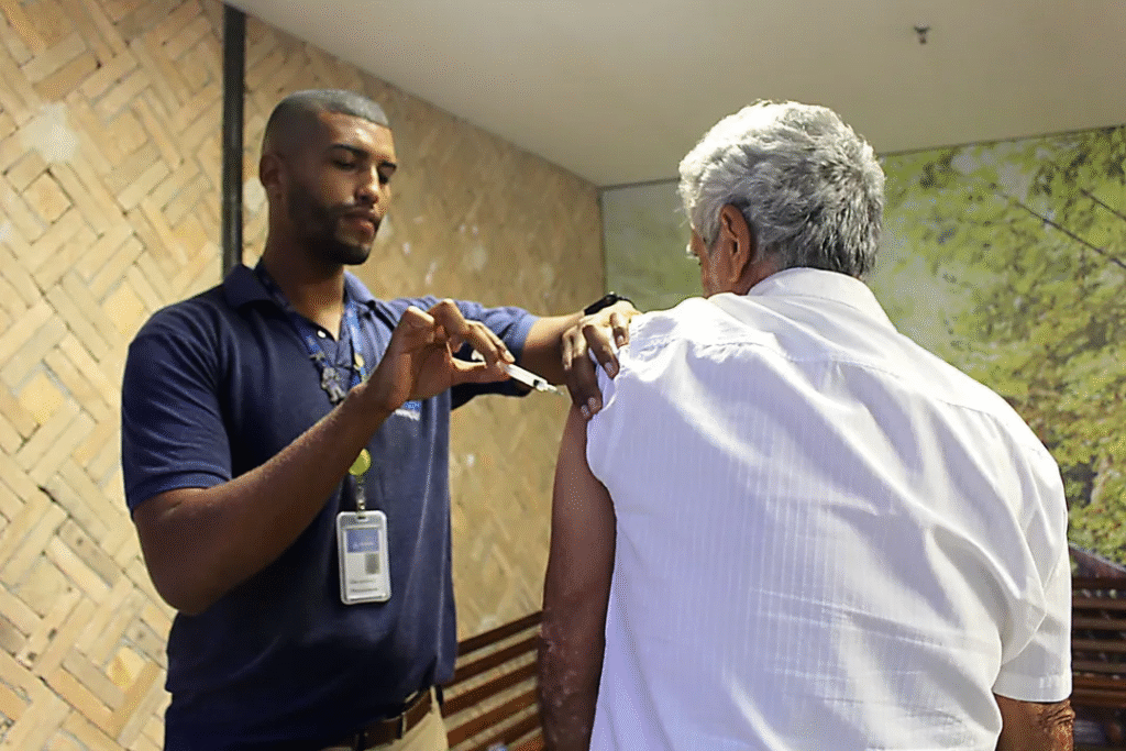 Salvador liberou a vacinação contra gripe para toda a população acima de seis meses. Saiba onde se vacinar nas 162 unidades de saúde e shoppings da capital.