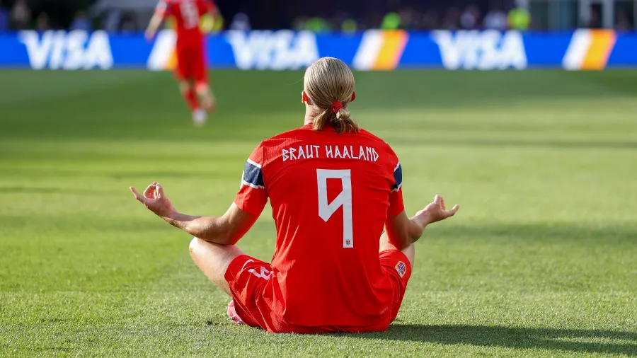 Haaland adota sobrenome materno na camisa da Copa e chama atenção do público