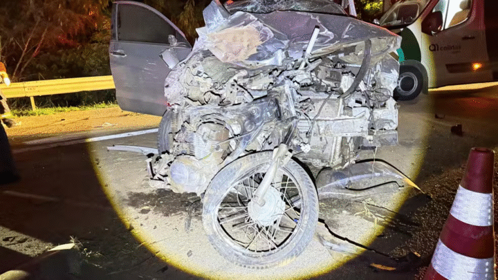 Colisão traseira violenta termina em morte de condutor de moto na madrugada deste feriado prolongado