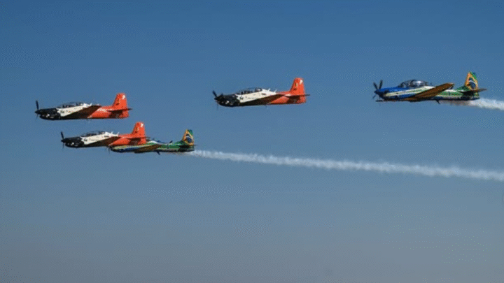 Manobra militar aérea de rotina surpreende oficiais com anúncio especial nos céus do interior paulista
