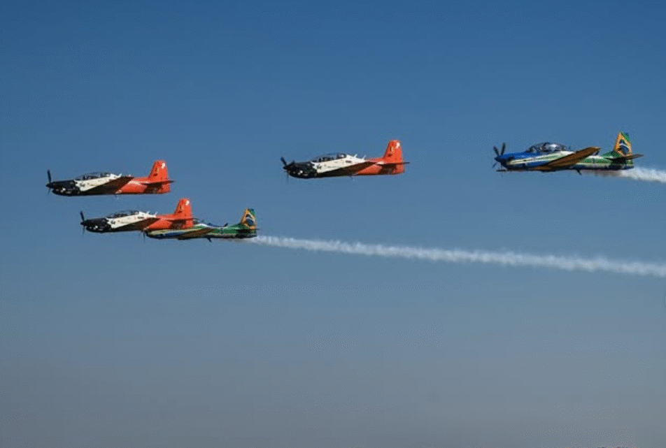 Manobra militar aérea de rotina surpreende oficiais com anúncio especial nos céus do interior paulista
