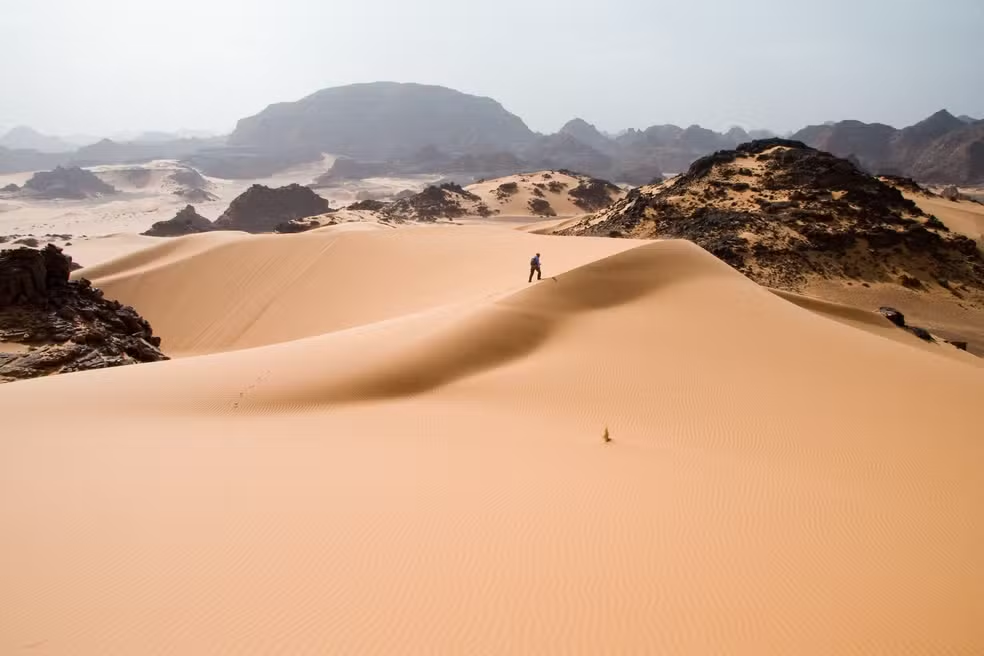 Cerca de 50 pessoas morrem de sede após pane em caminhão que viajava entre Mali e Níger no deserto do Saara. Socorristas acham corpos sob veículo.