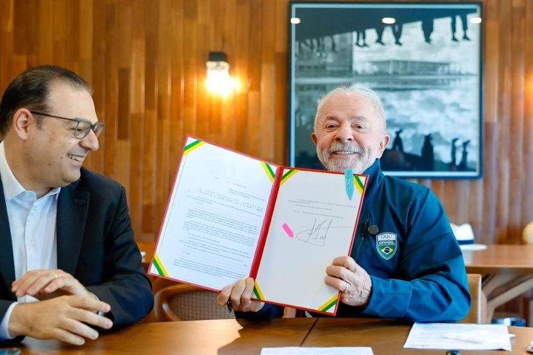 O presidente Lula logo após a sanção da nova lei que, entre outros pontos, garante renovação automática da CNH a bons condutores. Foto: Ricardo Stuckert / PR