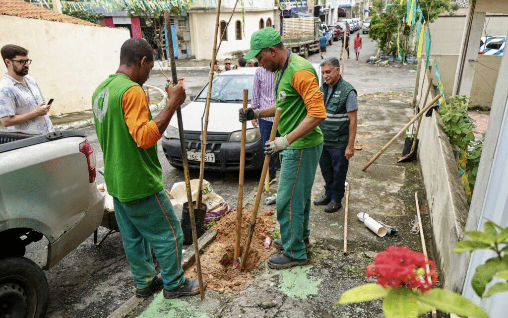 Prefeitura realiza na Boca do Rio primeiro plantio do programa Plante no Passeio
