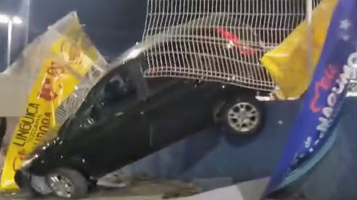 São José dos Campos registra acidente com carro pendurado em supermercado na Zona Leste