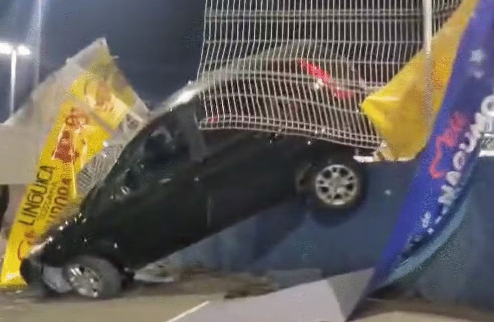 São José dos Campos registra acidente com carro pendurado em supermercado na Zona Leste