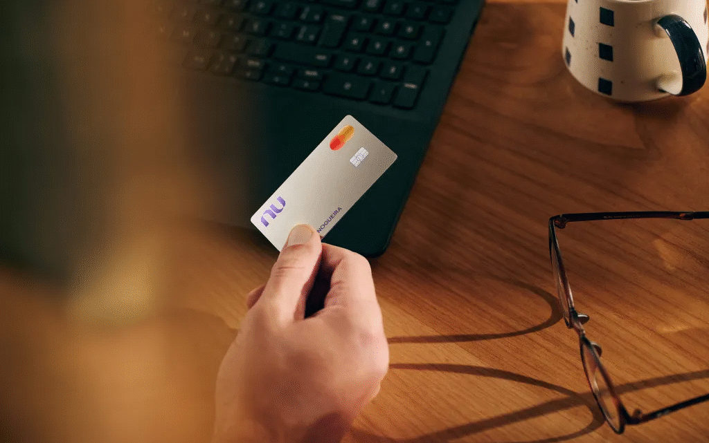Cartão Nubank cromado integra o lançamento do novo segmento Croma com vantagens no crédito Cartão Nubank cromado integra o lançamento do novo segmento Croma com vantagens no crédito