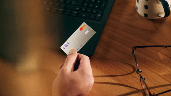 Cartão Nubank cromado integra o lançamento do novo segmento Croma com vantagens no crédito