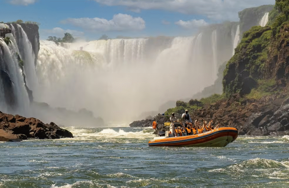 Barco vira com grupo de holandeses no Parque Nacional do Iguaçu e deixa um morto