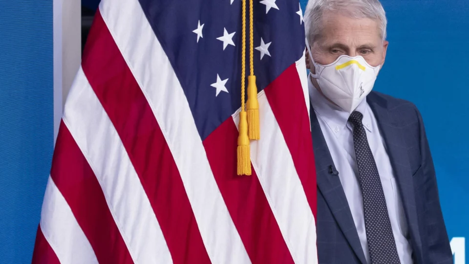 Diário de Anthony Fauci expõe tensões com Trump e bastidores da Covid-19 Diário de Anthony Fauci expõe tensões com Trump e bastidores da Covid-19