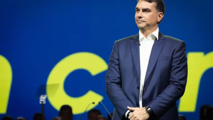 Flávio Bolsonaro troca de marqueteiro pela segunda vez em apenas dois meses
