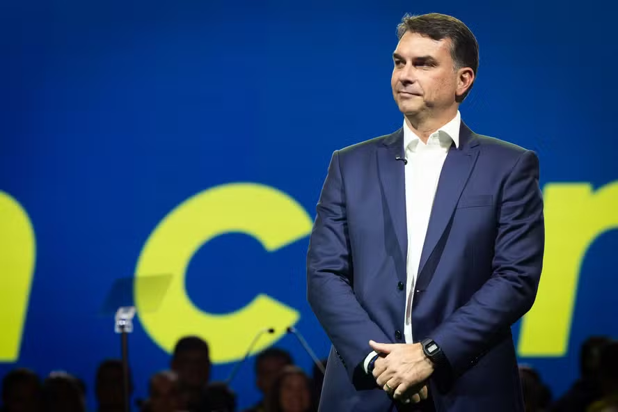 Flávio Bolsonaro troca de marqueteiro pela segunda vez em apenas dois meses