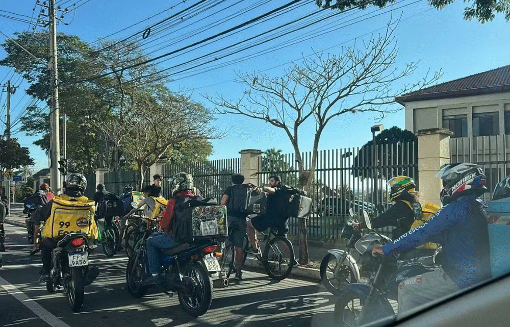 Entregadores realizam manifestação em São José dos Campos por reajuste de taxas