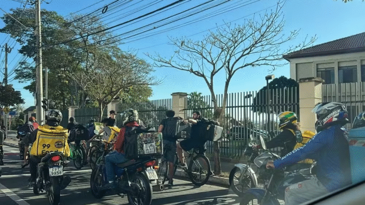 Entregadores realizam manifestação em São José dos Campos por reajuste de taxas