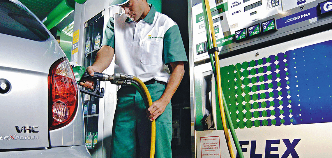 Governo estuda elevar teor de etanol na gasolina para 32% visando baratear combustível