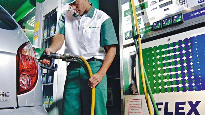 Governo estuda elevar teor de etanol na gasolina para 32% visando baratear combustível