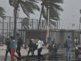 Frente fria em Salvador provoca mínima de 20°C e pancadas de chuva / Chuva na orla da Boca do Rio - Foto: José Simões (Ag. A TARDE)