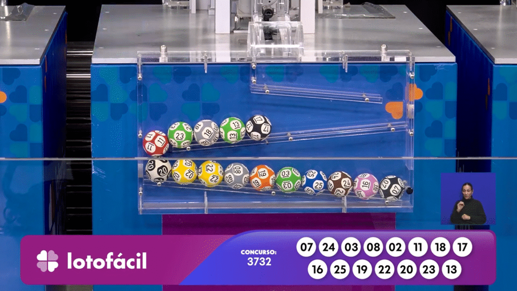 A Lotofácil 3732 sorteou R$ 2 milhões nesta sexta-feira (10). Confira o resultado oficial do concurso e veja como resgatar seu prêmio.