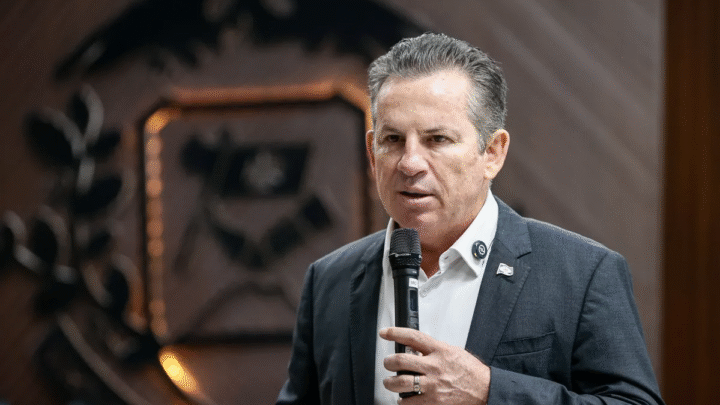 Mauro Mendes é alvo de operação da PF sobre lavagem de dinheiro e crimes financeiros