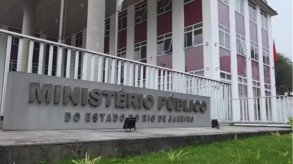 Justiça condena três homens por mortes de pai e bebê após saída do fórum de Itatiaia
