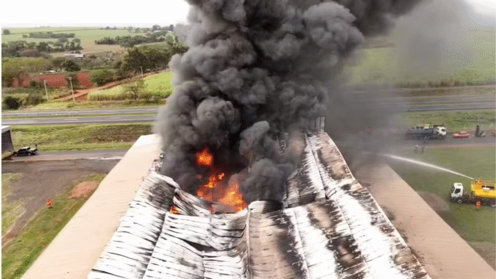 Incêndio de grandes proporções atinge barracão de fábrica de refrigerantes em Jaboticabal