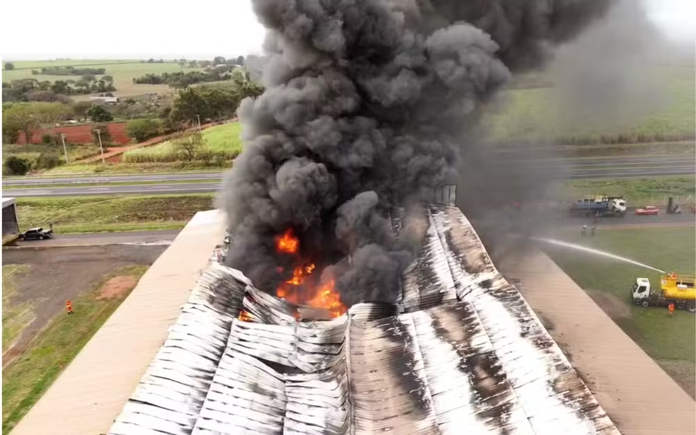 Incêndio de grandes proporções atinge barracão de fábrica de refrigerantes em Jaboticabal