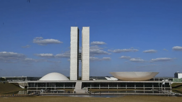 Maioridade penal entra na pauta da Câmara em semana de debates intensos no Congresso