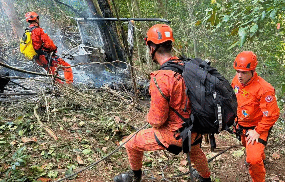 Queda de helicóptero no Rio mata três turistas colombianas e o piloto na Vista Chinesa Queda de helicóptero no Rio mata três turistas colombianas e o piloto na Vista Chinesa