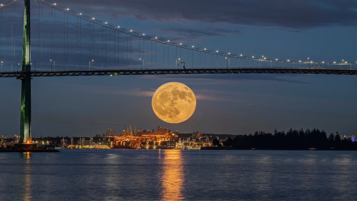 Lua hoje brilha na fase cheia com alta iluminação no céu deste sábado