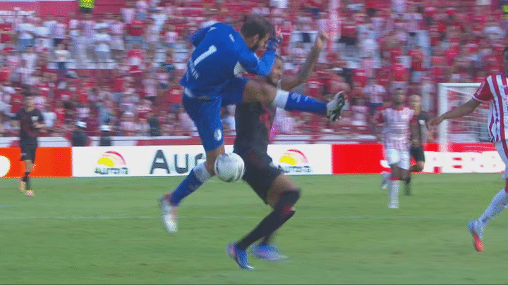 Goleiro do Náutico atropela atacante e é expulso, mas lance é anulado pelo VAR