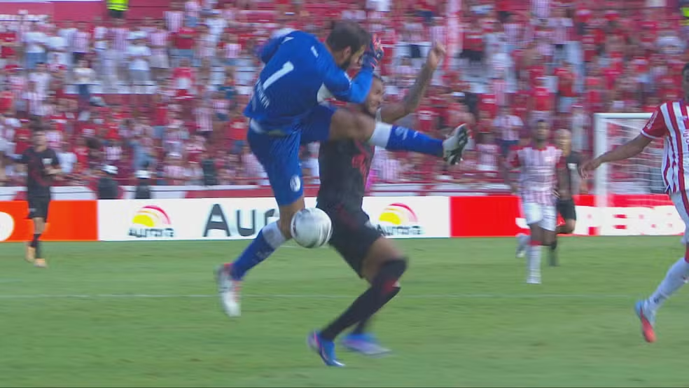 Goleiro do Náutico atropela atacante e é expulso, mas lance é anulado pelo VAR